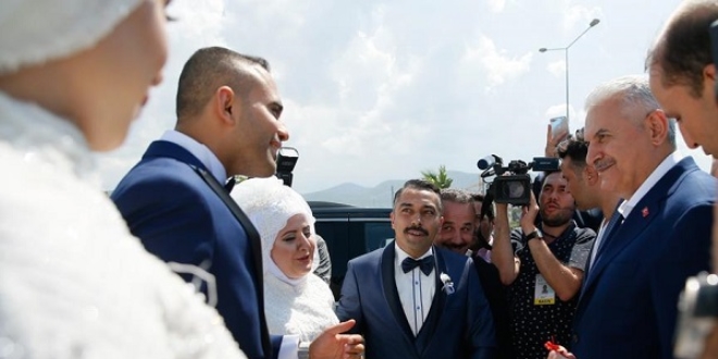 TBMM Başkanı Yıldırım'dan genç çiftlere sürpriz