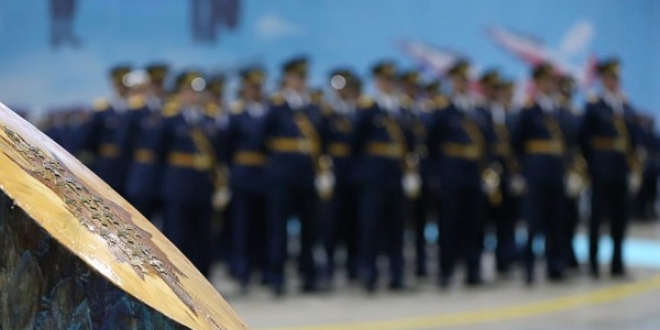 F-16 pilotlar� br�velerini takt�