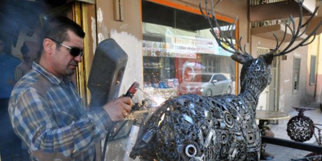 Hurdalarla havyan heykeli yap�yor