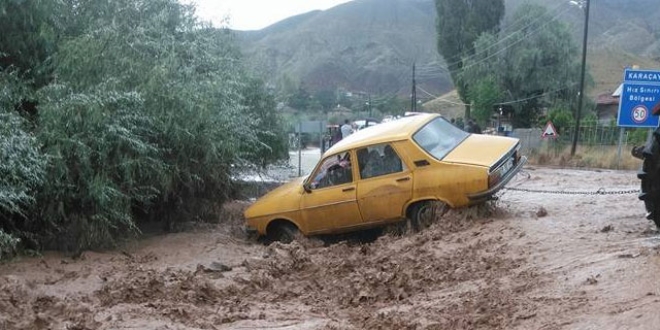 Çorum'da sağanak sonrası yollar çamurla kaplandı