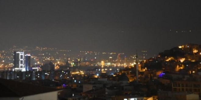 �zmir'de korkutan yan�k kokusu