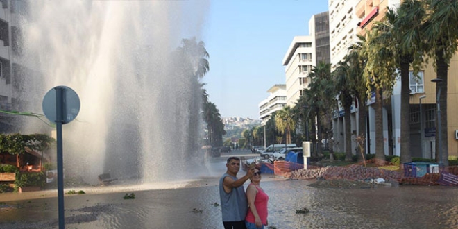 �zmir'de su borusu patlad�! Su 8 katl� apartman y�ksekli�ine ula�t�