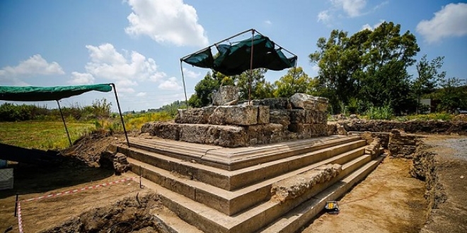 �lk kad�n ba�kan�n an�t mezar� g�n y�z�ne ��kar�l�yor