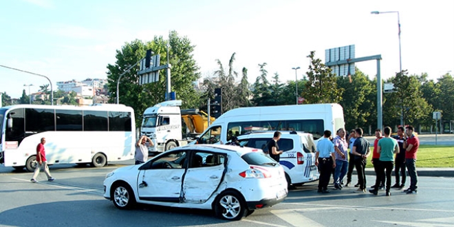 Çevik Kuvvet midibüsü ile otomobil çarpıştı: 5 yaralı