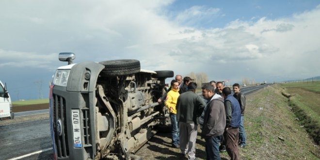 Düğünden dönen minibüs devrildi: 2 ölü, 8 yaralı