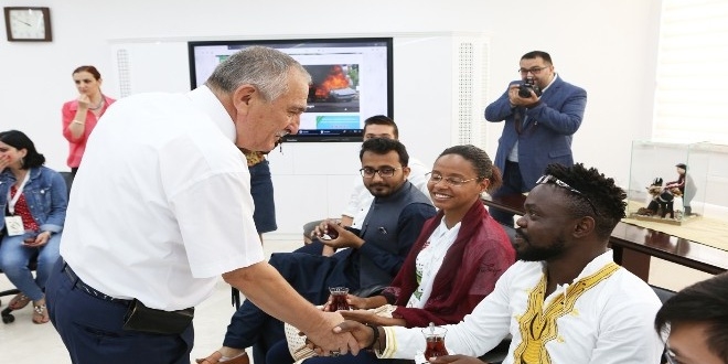 Ba�kan Y�lmaz, yabanc� ��rencileri makam�nda kabul etti