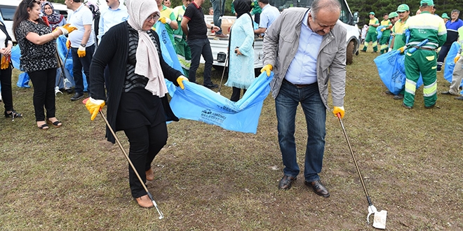 Doğa dostu Belediye Başkanı çöp topladı