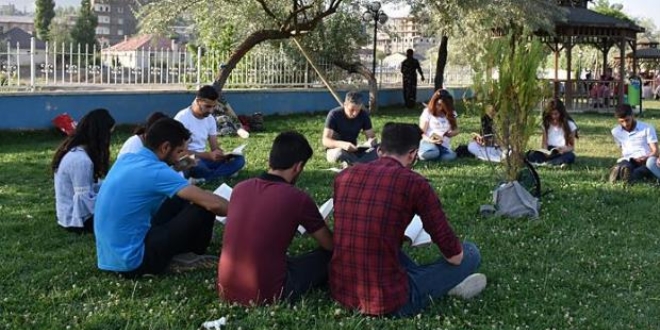 Yüksekovalı gençler parkta kitap okudu
