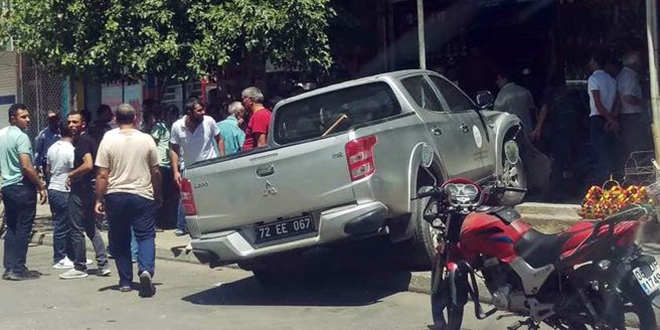 Resmi plakalı araç iş yerine daldı: 2 yaralı