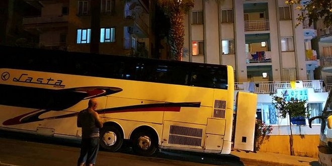 Ku�adas�'nda tur otob�s�ne molotof kokteyli sald�r�s�