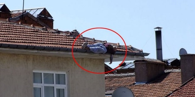 Apartmanın çatısında uyurken düştü! O anlar kamerada