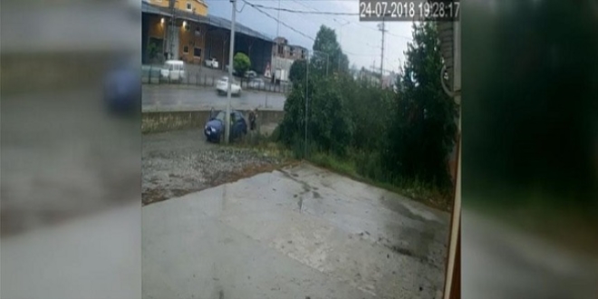 Üzerine su sıçrattıkları 72 yaşındaki adamı dövdüler