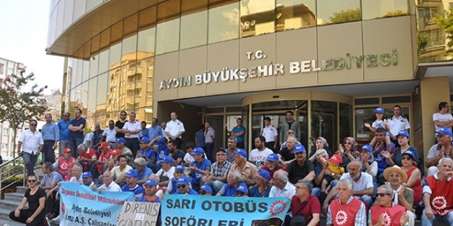 İşten çıkarılan işçilerden belediye önünde oturma eylemi