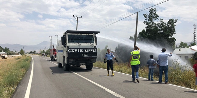 Anız yangınına TOMA'lı müdahale