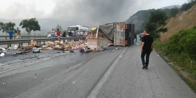 Balkesir'de devrilen kamyon karayolunu 4 saat ulama kapatt