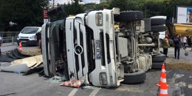 Şişli'de hafriyat kamyonu devrildi