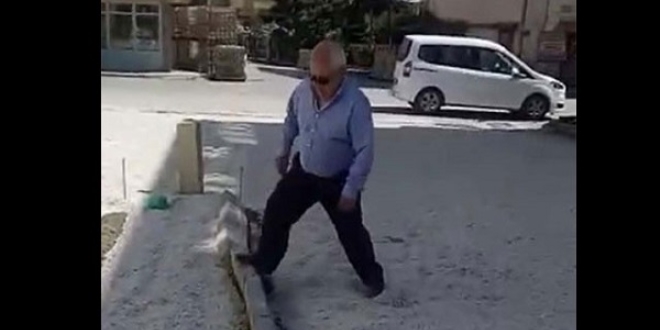 Muhtar, beğenmediği kaldırım taşlarını tekmeyle yıktı