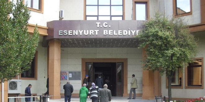 Sokağa atılan görme engelli kadına belediye sahip çıktı