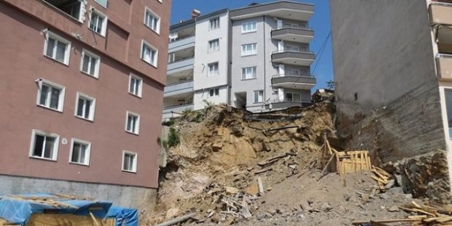 Apartmanın altı oyuldu, vatandaşlar korkudan evlerine giremiyor