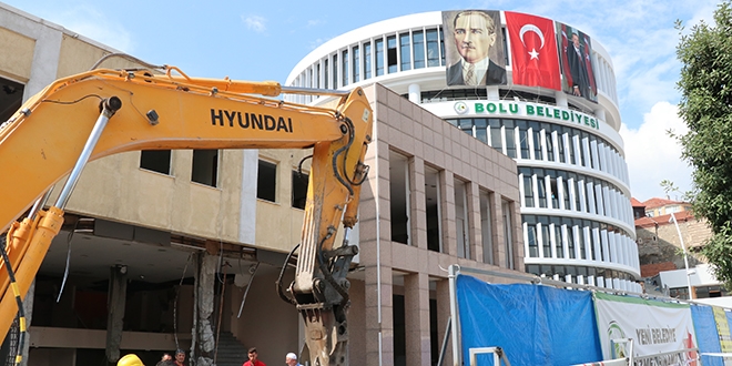 Bolu'da eski belediye binasının yıkımına başlandı