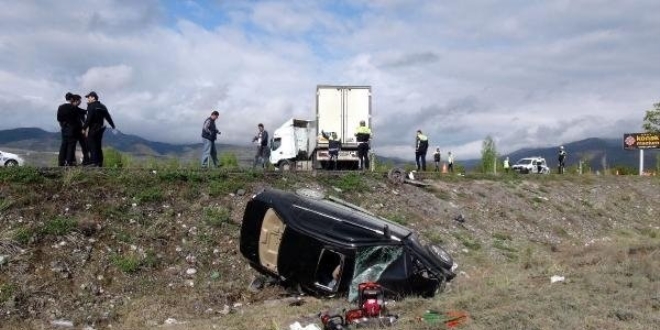 Erzincan'da otomobil �arampole devrildi: 2 �l�