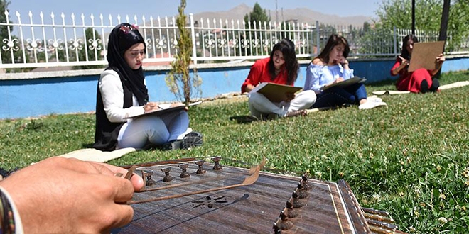 Öğrencilerini santur eşliğinde geleceğe hazırlıyor