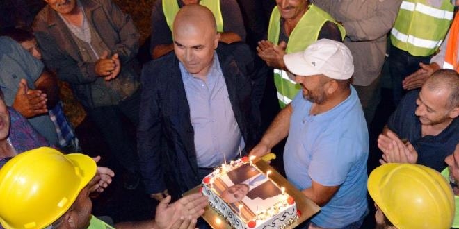 Başkana şaka gibi doğum günü kutlaması