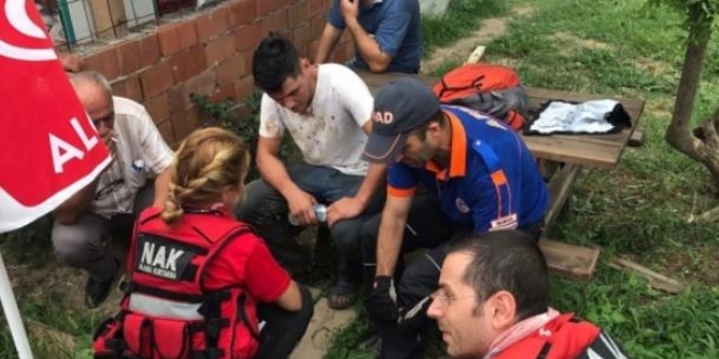 Yalın ayak inekleri takip ederek hayatta kaldı!