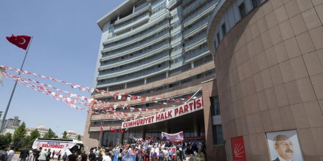 CHP'de ola�an�st� kurultay i�in imzalar teslim edilecek