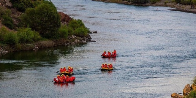Tarihi ilçede rafting heyecanı