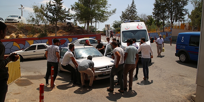 Acil servisin girişini engelleyen otomobili vatandaşlar kaldırdı