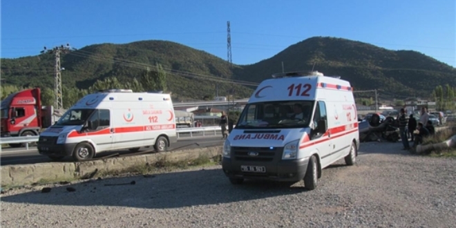 Tokat'ta otomobil korkuluklara �arpt�: 2 �l�, 4 yaral�