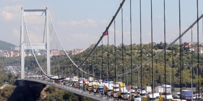 Bo�az trafi�i bir s�reli�ine kapat�ld�