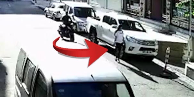 Bayan öğretmeni tekmeleyen motosikletli yakalandı