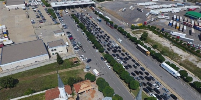 Avrupa'da yaşayan Türklerin Kapıkule'den dönüş yolculuğu sürüyor