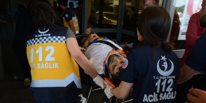 Sar�kam��'ta otomobil �arampole devrildi: 4 yaral�