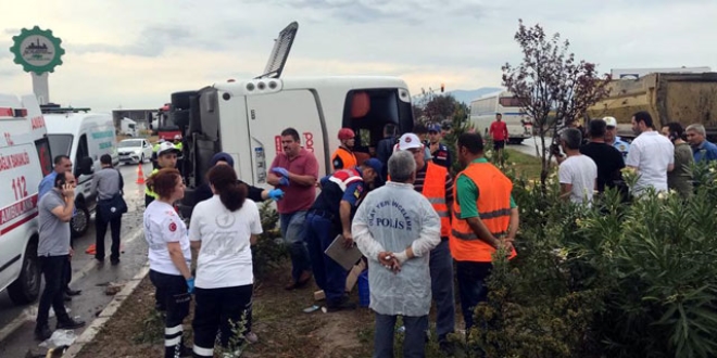Manisa'da yolcu otobüsü devrildi: 1 ölü, 41 yaralı