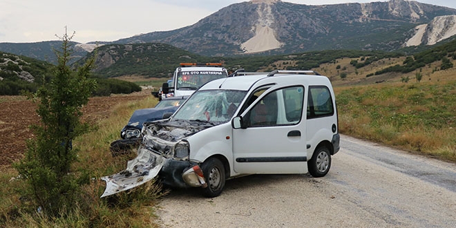 Burdur'da iki otomobil çarpıştı: 7 yaralı