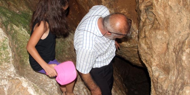 Serinlemek isteyen buzluk mağarasına geliyor