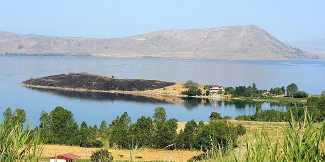 Van Gölü'nün eşsiz koyları büyülüyor