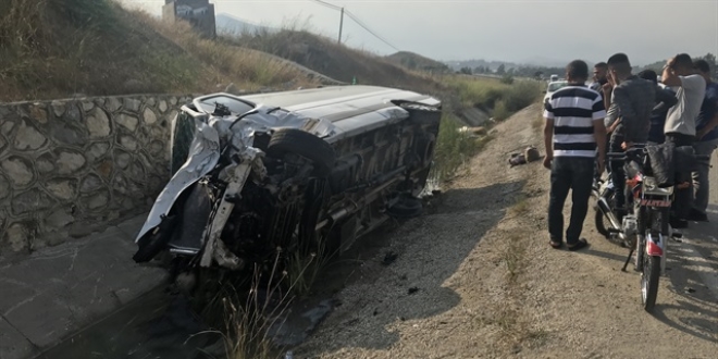Adana'da otomobil ile minibüs çarpıştı: 16 yaralı
