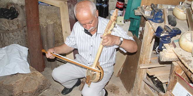 Emekli müzik öğretmeni kabağı sanata dönüştürüyor