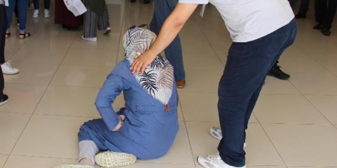 Koşarken düşen öğrenci sürünerek içeri girebildi