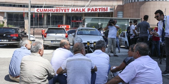 CHP'de muhaliflerin oturma eylemi devam ediyor