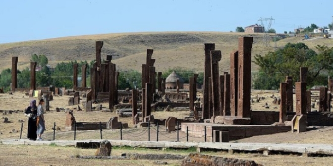 Dünyanın en büyük Türk İslam mezarlığı ziyaretçi akınına uğruyor