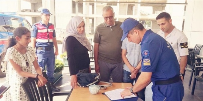 Turiste benzin istasyonunda unuttuğu çantası ulaştırıldı