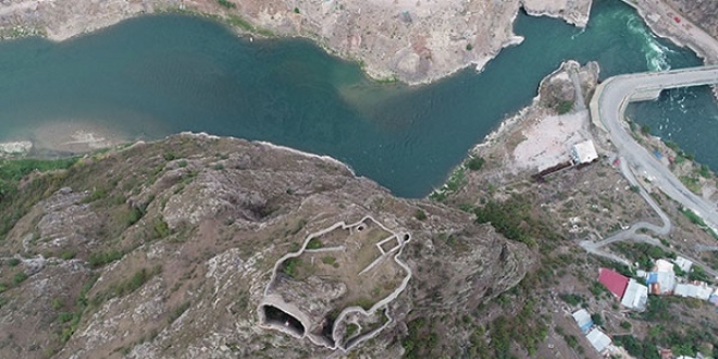 Askeri bölge sınırından çıkarılan tarihi kale turizme açılıyor