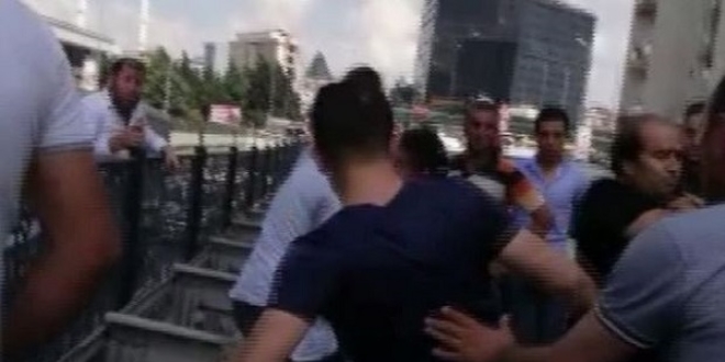 Yol ortasında çocuğunu döven kişiye, linç girişimi
