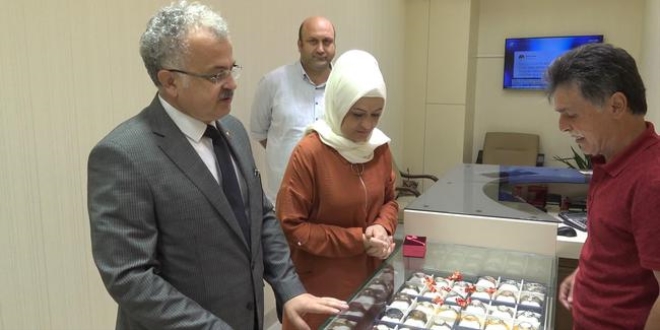 Rize Belediye Başkanı eşinin altınlarını bozdurdu