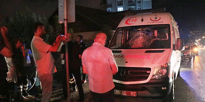 Samsun'da taşlarla ambulansın camlarını kırdılar